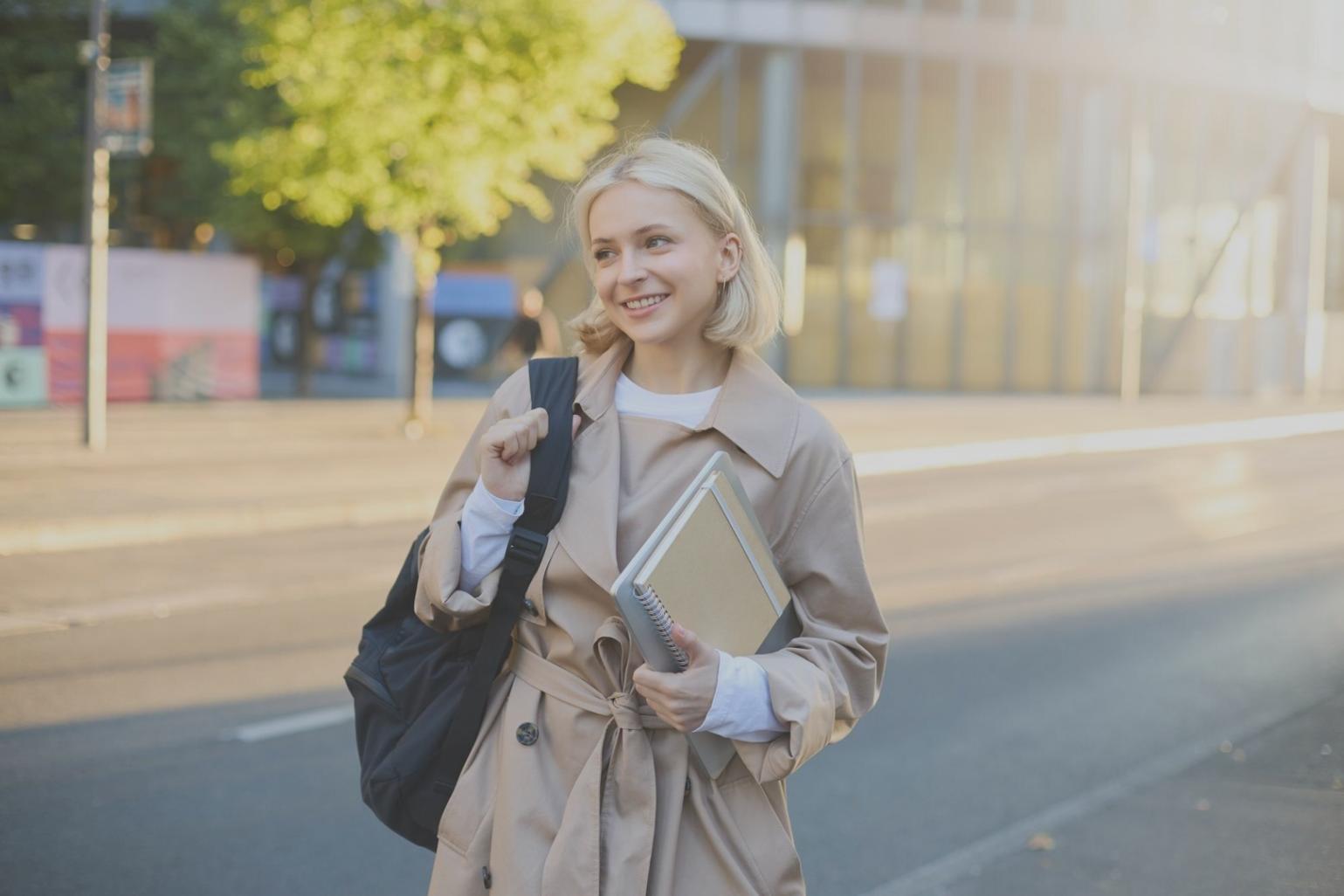 Consultor financiero profesional ofreciendo servicios especializados de educación financiera